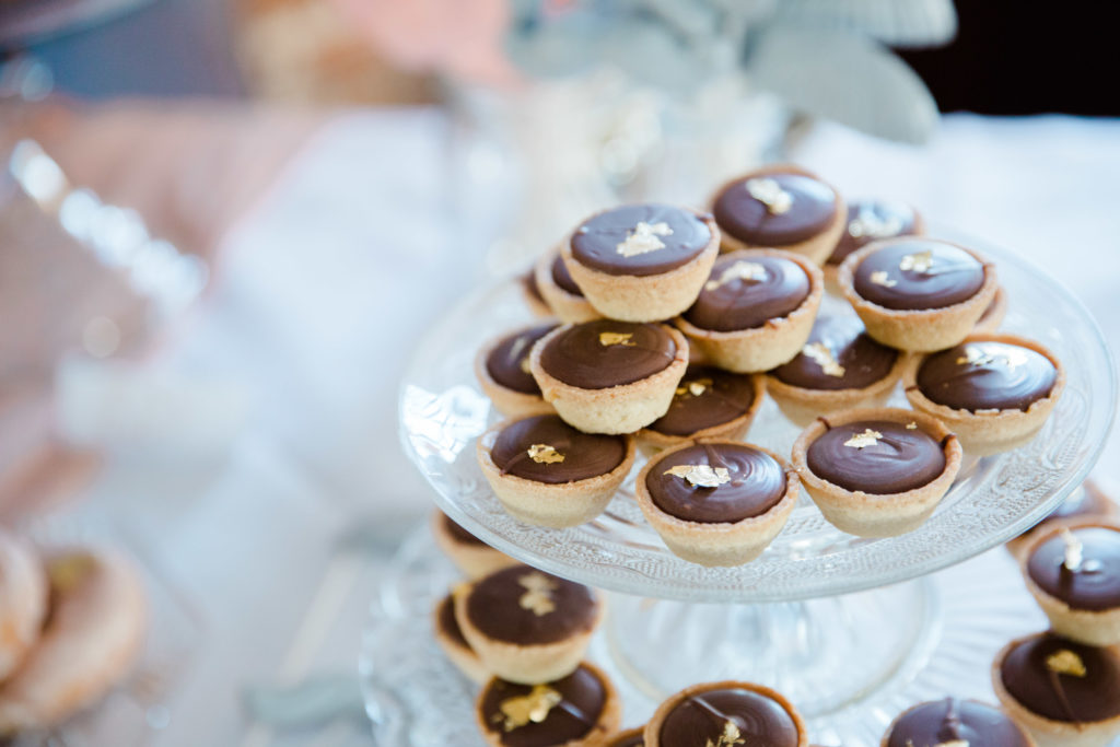 wedding details mini cakes glamerous wedding diy