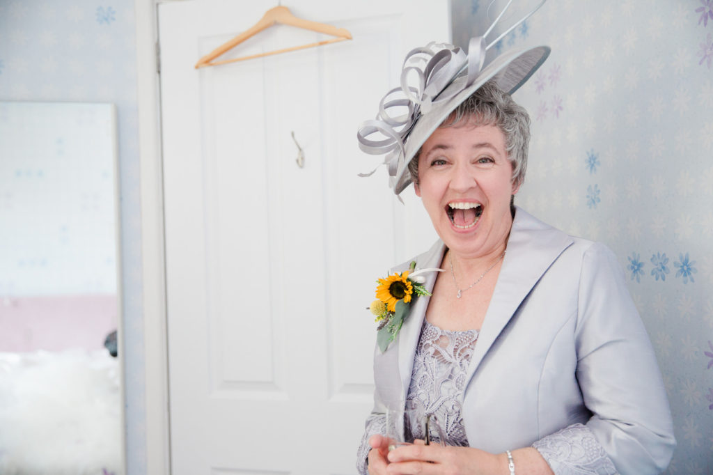 brides mother sees bride for first time